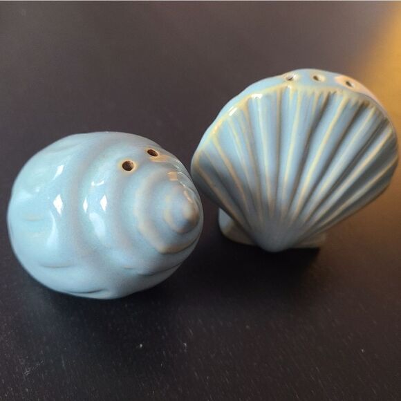 Vintage Shells Salt and Pepper Shakers - Picture 9 of 9